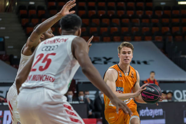 在防守端更 在防守端更