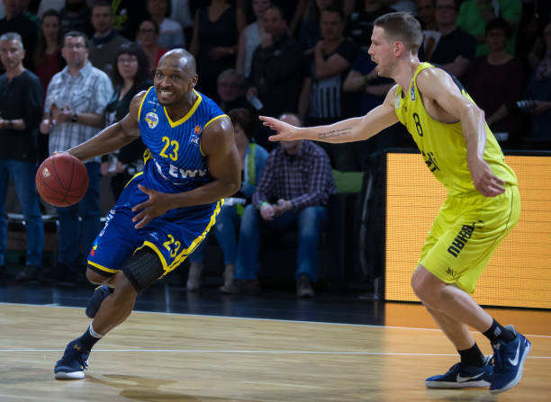 有六名球员 有六名球员